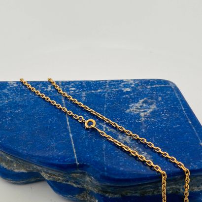 Chaine en or 18K (750) à maille forçat. 
Travail...