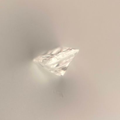 Lot de quatre diamants sur papier comprenant...