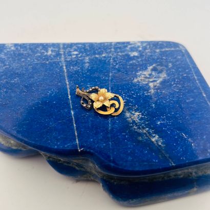 Débris de broche en or 18K (750) et argent...