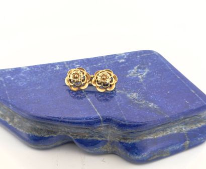 Petite broche en or 18K (750) formée par...
