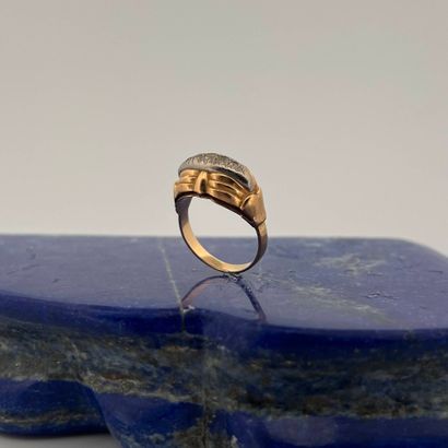 Bague en or jaune et gris 18K (750) légèrement...