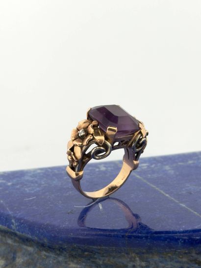 Bague en or 14K (585) à décor de volutes...