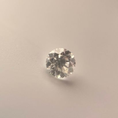 Lot de quatre diamants sur papier comprenant...