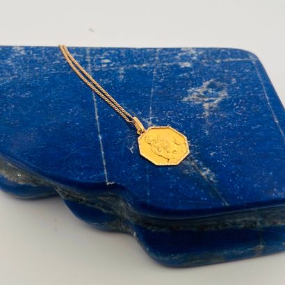 Pendentif religieux en or jaune 18K (750)...