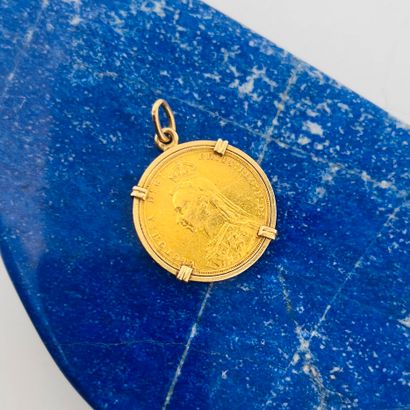 Pendentif en or 18K (750) retenant un Souverain...