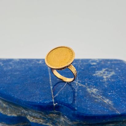 Bague en or jaune 18K (750) retenant une...
