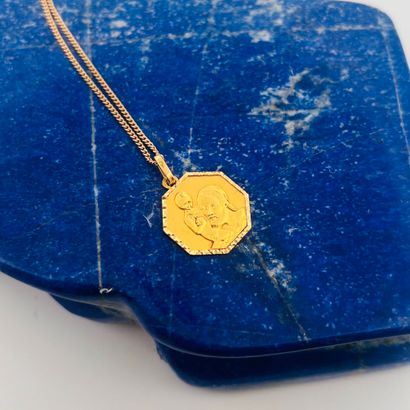 Pendentif religieux en or jaune 18K (750)...