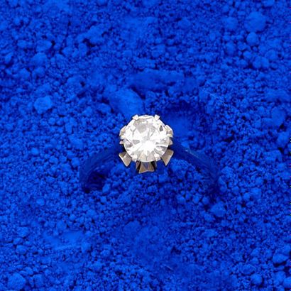 Bague solitaire en or gris 18k (750e), ornée...