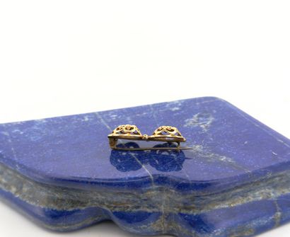 Petite broche en or 18K (750) formée par...