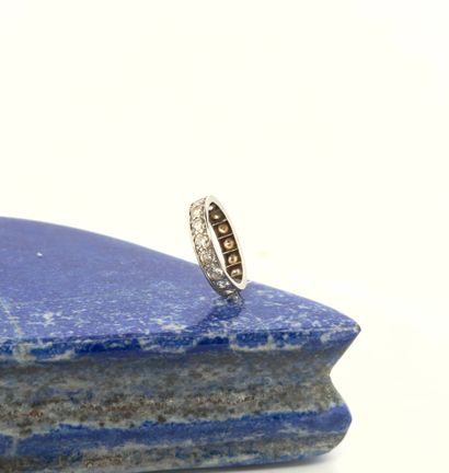 Alliance américaine en or gris 18K (750)...