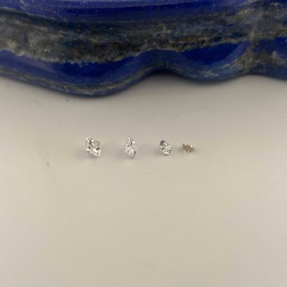 Lot de quatre diamants sur papier comprenant...