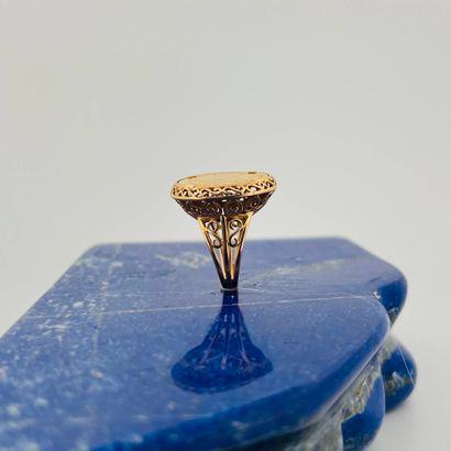 Bague en en fils d'or jaune 18K (750) retenant...