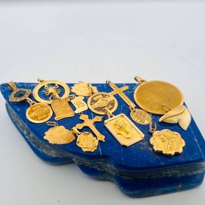 Ensemble de seize pendentifs en or 18K (750)...