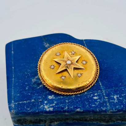 Importante broche ronde en or 18K (750) guilloché,...