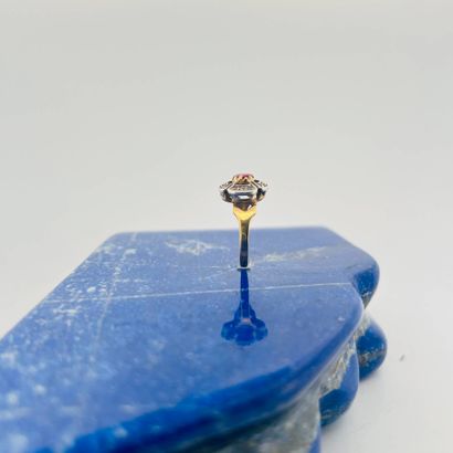 Bague en or 18K (750) et argent (800), chaton...
