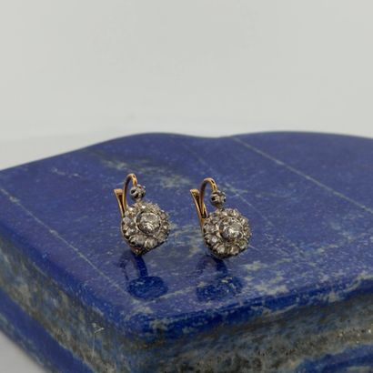 Paire de dormeuses deux tons d'or 18K (750),...