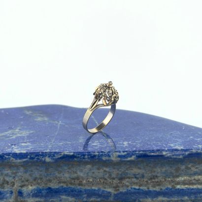 Bague dôme en or 18K (750) formant une fleur...