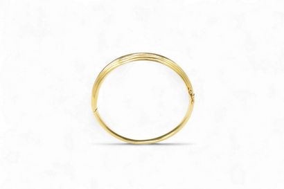 Bracelet ouvrant en or jaune 18k (750).
Tour...