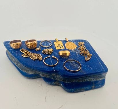Lot d'or jaune 18K (750) comprenant : deux...