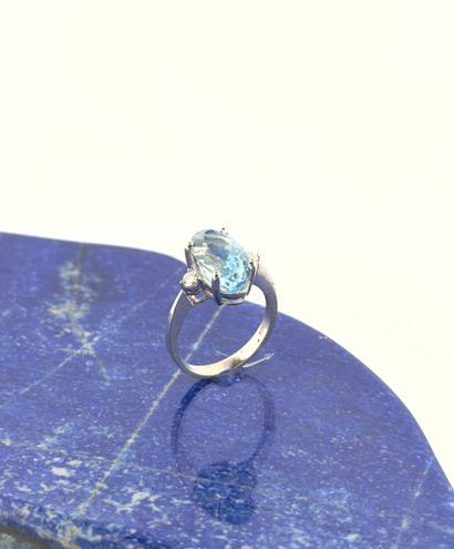Bague en or gris 18K (750) sertie d'une topaze...