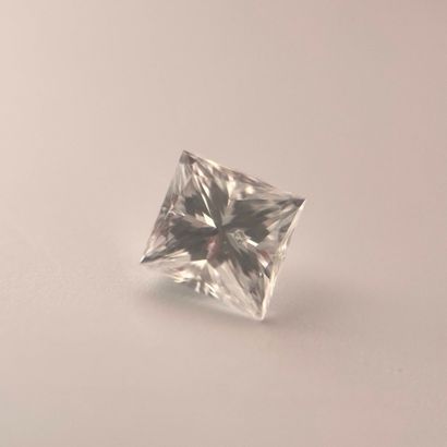 Lot de quatre diamants sur papier comprenant...