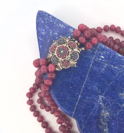 Collier à trois rangs de perles irrégulières...