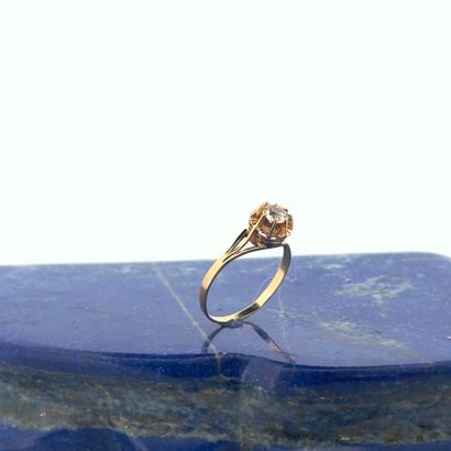 Solitaire en or jaune 18K (750) sertie d'une...