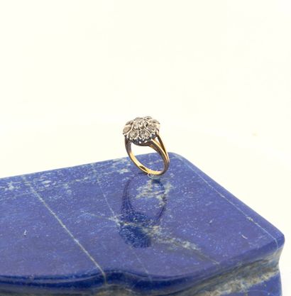 Bague marguerite en or 18K (750) sertie d'un...