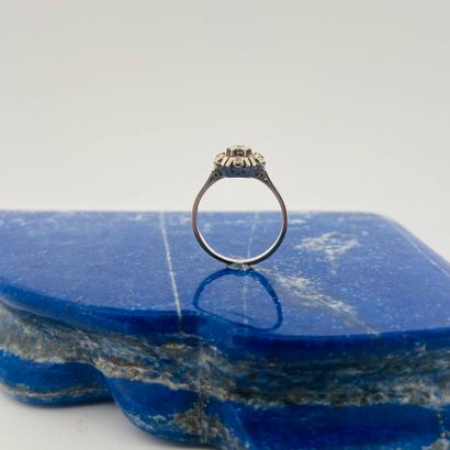Bague fleur en or gris 18K (750) sertie d'un...