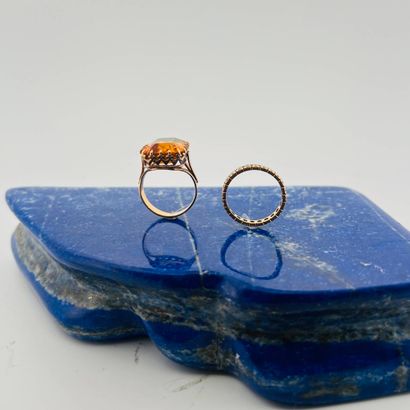 Suite de deux bagues en or 18K (750) comprenant...