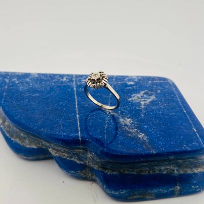 Bague fleur en or gris 18K (750) sertie d'un...