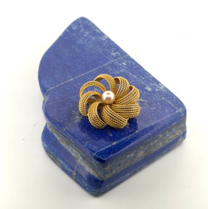 Broche en fils d'or 18K (750) torsadé, dessinant...