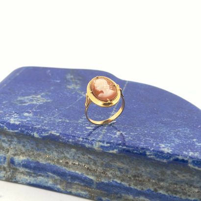 Bague en or 18K (750) retenant un camée coquille...