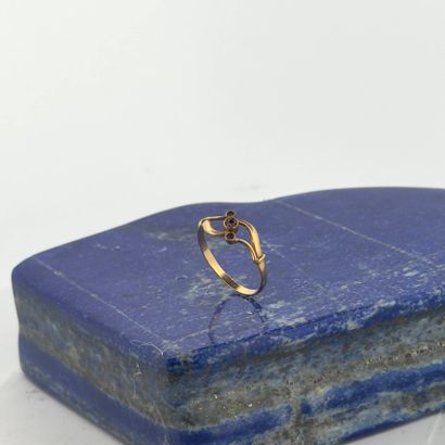 Bague volutes en or jaune 18k (750) sertie...
