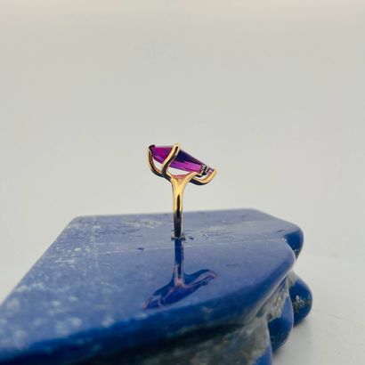 Bague moderne en or 9K (375) sertie d'une...