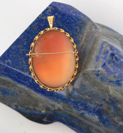 Broche-pendentif en or jaune 18K (750) retenant...