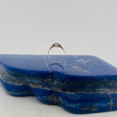Fine bague en or jaune 18K (750) retenant...