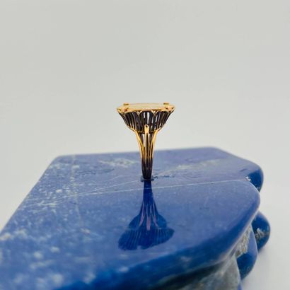 Bague en or jaune 18K (750) retenant une...