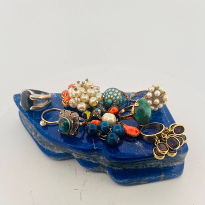 Suite de bagues en or 18K (750) comprenant...