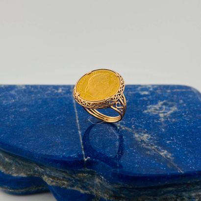 Bague en en fils d'or jaune 18K (750) retenant...