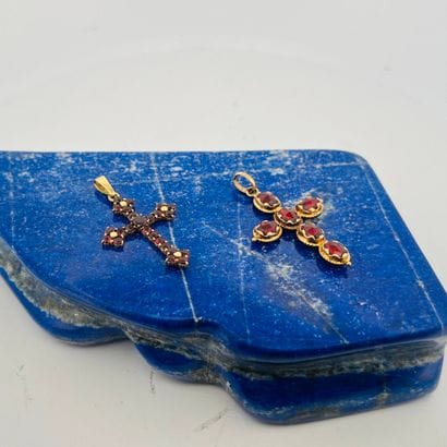 Suite de deux pendentifs croix en or 18K...