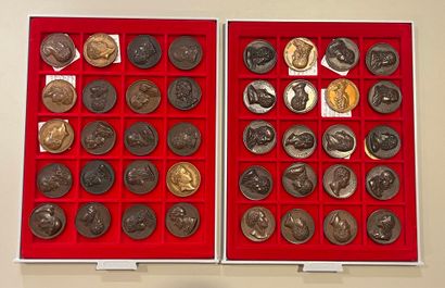 Un ensemble de 40 médailles en bronze XIXe...