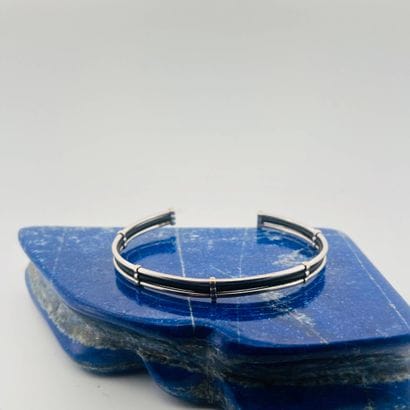 Suite de trois joncs en or gris 18K (750)...