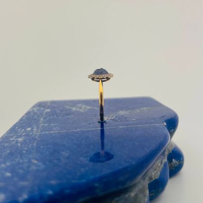 Suite de deux bagues en or 18K (750), l'une...