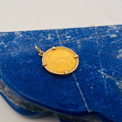 Pendentif en or 18K (750) retenant un Souverain...