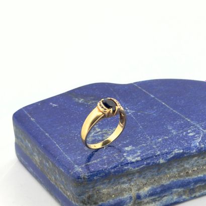 Bague en or jaune 18K (750) sertie d'un saphir...