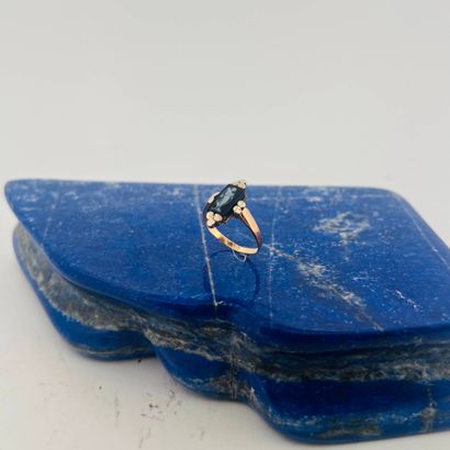 Fine bague en or jaune 18K (750) retenant...