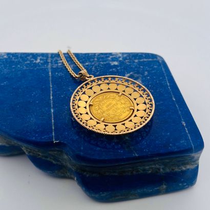 Important pendentif corolle en or jaune 18K...