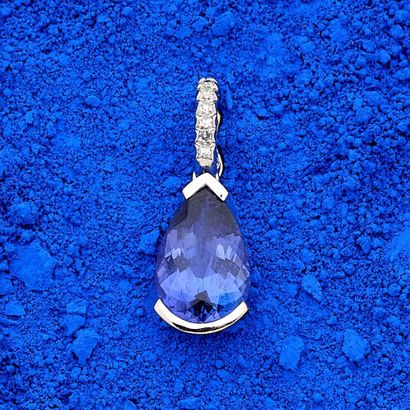 Pendentif en or gris 18k (750e), orné d'une...
