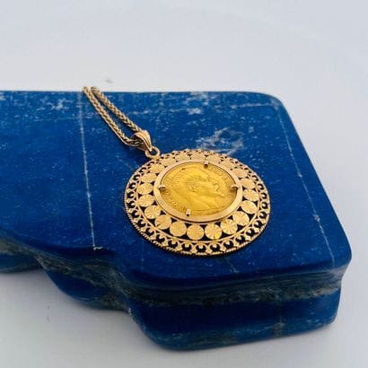 Important pendentif corolle en or jaune 18K...